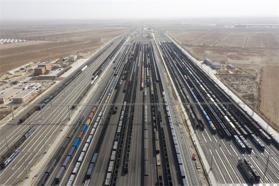 在哈密东站,“疆煤外运”列车在这里进行重新编组。 郭子毅摄