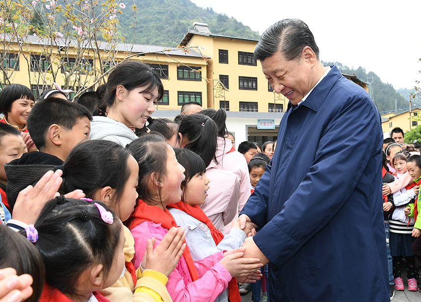 2019年4月15日下午，习近平总书记在重庆石柱土家族自治县中益乡小学同学生们亲切交谈，询问他们学习和生活情况。