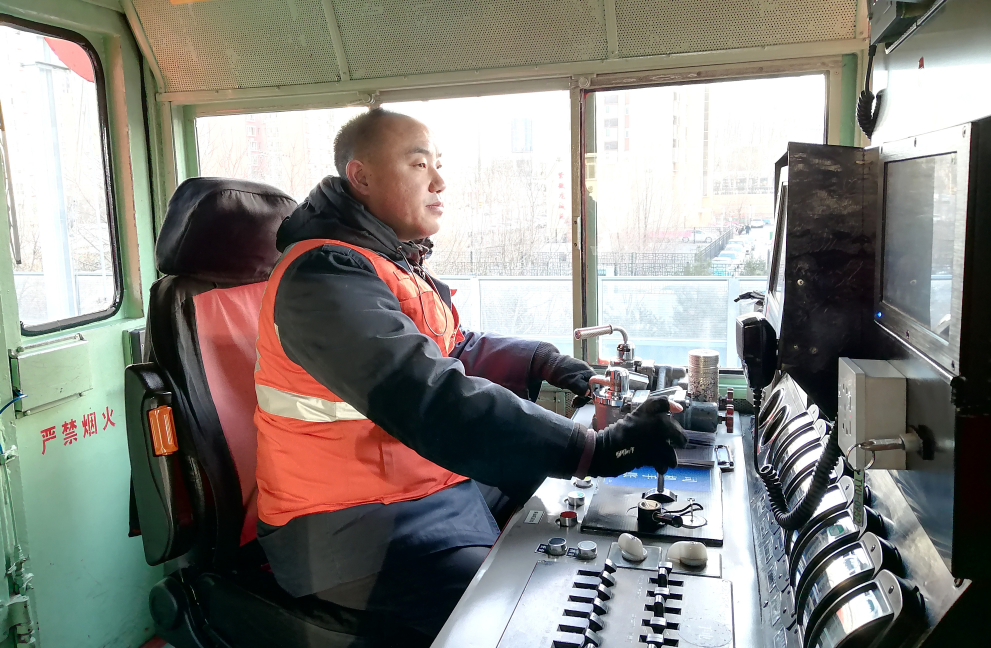 赵峰正在精心操作DF7-5453“共青团号”机车。张秋生 摄