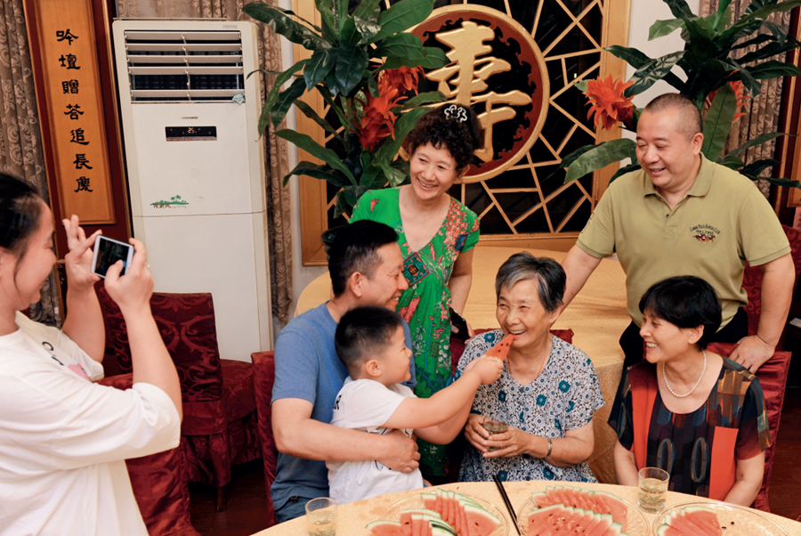 2019年9月13日,浙江南浔久安老年城餐厅, 84岁的沈学安老人(前右二)和前来看望她的亲人欢聚 2019年9月13日,浙江南浔久安老年城餐厅, 84岁的沈学安老人(前右二)和前来看望她的亲人欢聚