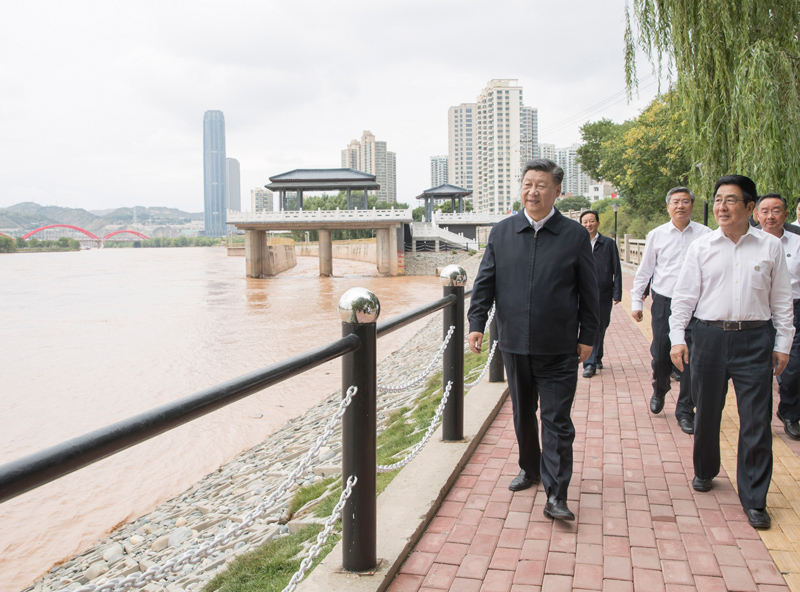 2019年8月21日,习近平总书记在兰州市黄河治理兰铁泵站项目点,沿步道察看黄河两岸生态修复和景观建设情况。 2019年8月21日,习近平总书记在兰州市黄河治理兰铁泵站项目点,沿步道察看黄河两岸生态修复和景观建设情况。