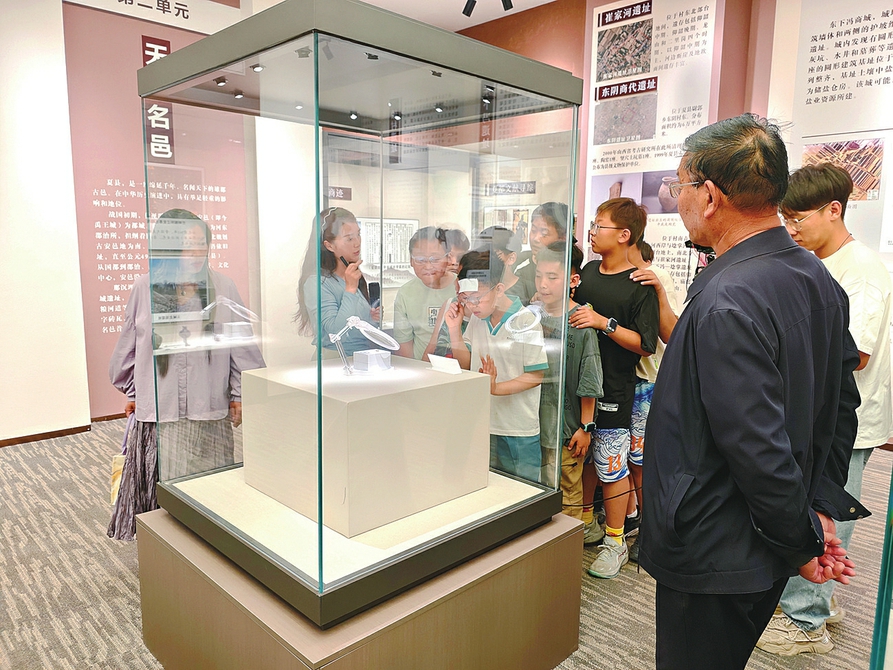 4月24日，学生与游客相聚于夏县夏都体育中心文物展厅，共同参与“阅读+博物馆”主题活动，沉浸式感受文化交融的独特魅力。周明飞摄