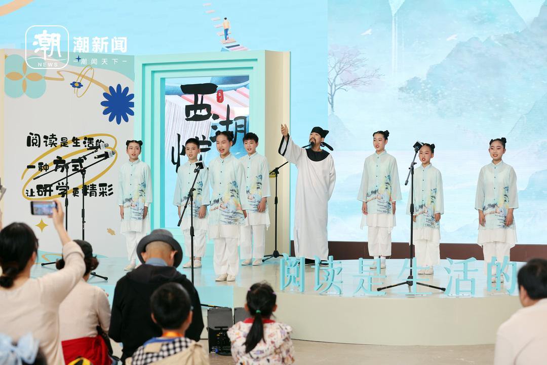 之江文化中心举行阅读活动。记者 魏志阳摄.jpg 之江文化中心举行阅读活动。记者 魏志阳摄.jpg