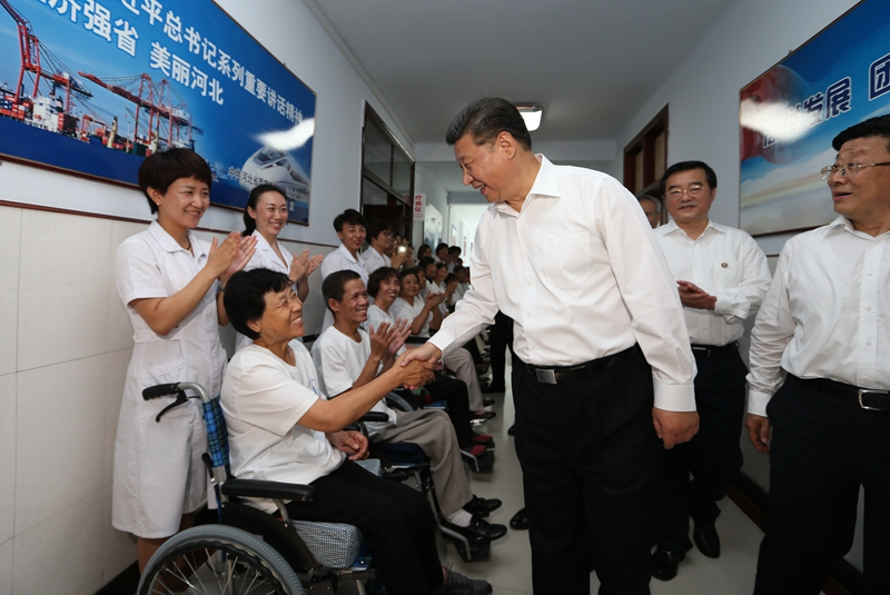 2016年7月28日,习近平总书记在河北唐山市截瘫疗养院看望慰问截瘫伤员。 2016年7月28日,习近平总书记在河北唐山市截瘫疗养院看望慰问截瘫伤员。