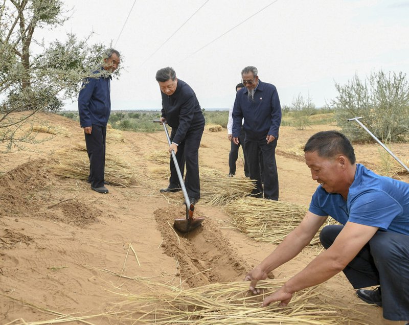 2019年8月21日,习近平总书记在甘肃武威市古浪县八步沙林场,和林场职工一起翻沙开沟。 2019年8月21日,习近平总书记在甘肃武威市古浪县八步沙林场,和林场职工一起翻沙开沟。