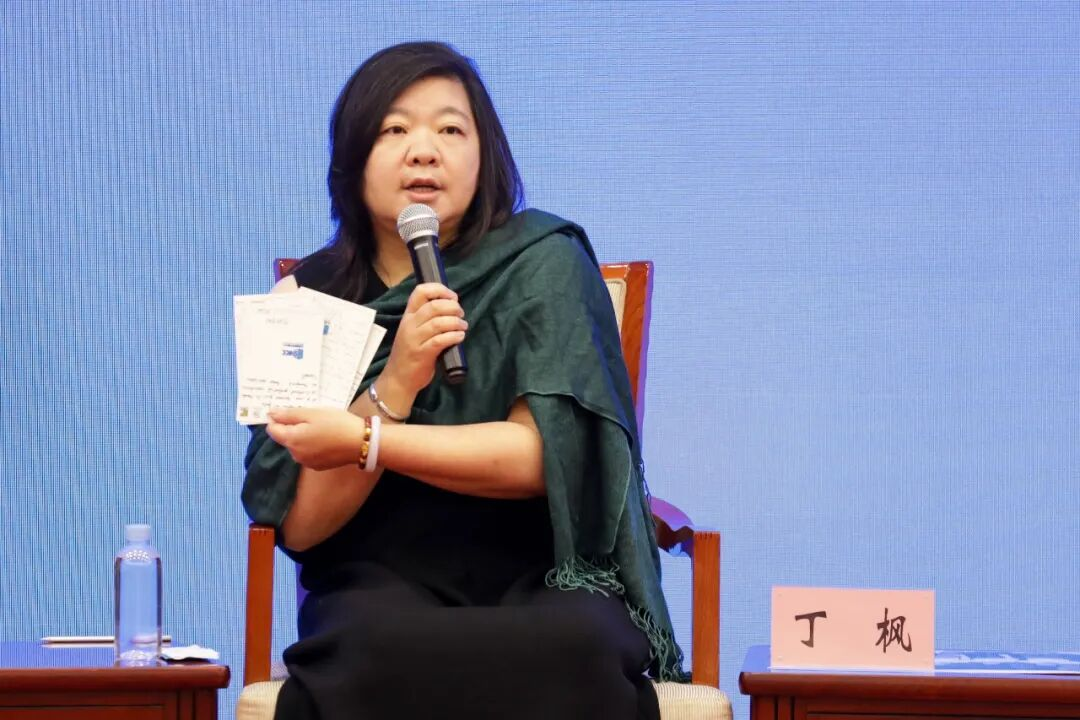▲丁枫展示志愿者明信片上的寄语 配图5