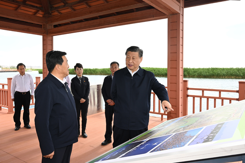 2023年6月5日,习近平总书记在内蒙古自治区巴彦淖尔市乌梁素海考察。 2023年6月5日,习近平总书记在内蒙古自治区巴彦淖尔市乌梁素海考察。