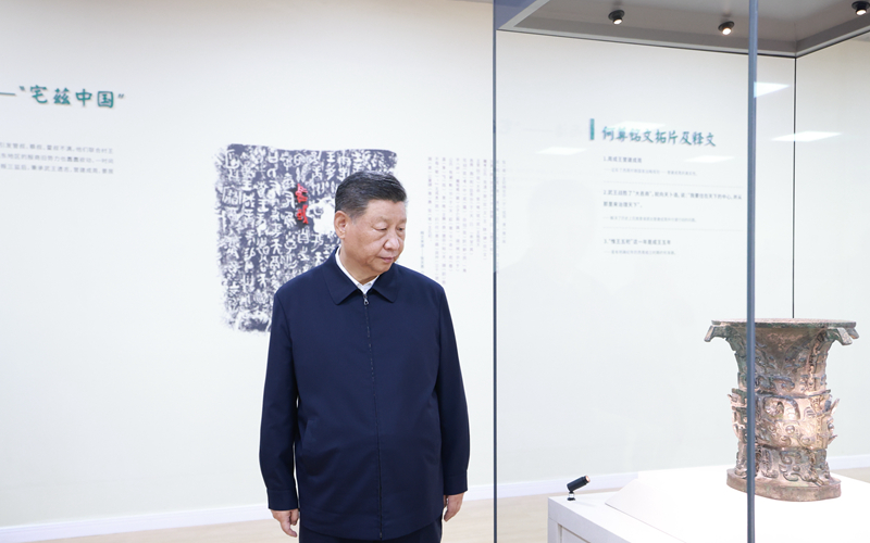 △ 2024年9月10日,习近平总书记在前往甘肃考察途中,来到陕西宝鸡参观宝鸡青铜器博物院。 △ 2024年9月10日,习近平总书记在前往甘肃考察途中,来到陕西宝鸡参观宝鸡青铜器博物院。