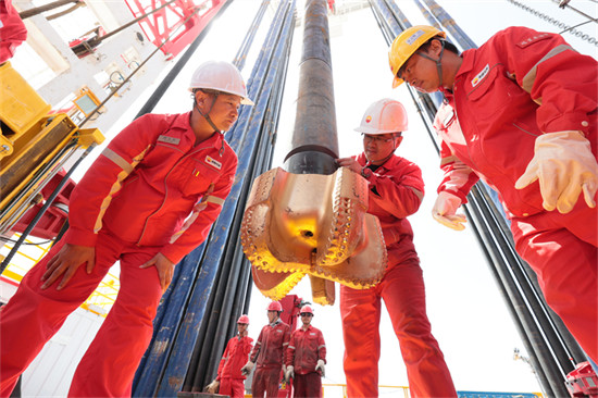 在深地塔科1井钻进现场,技术人员及时掌握钻头等器具使用及完好情况。 陈士兵摄