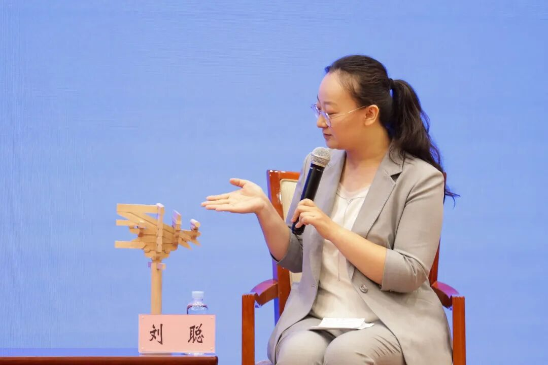 ▲刘聪介绍外籍博主亲手拼搭的斗拱模型 配图7