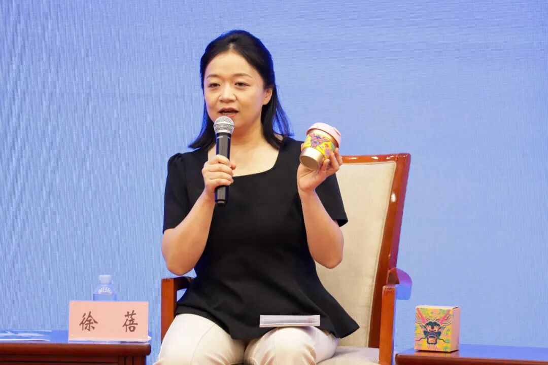 ▲徐蓓展示故宫馆藏龙袍文创咖啡杯 配图6