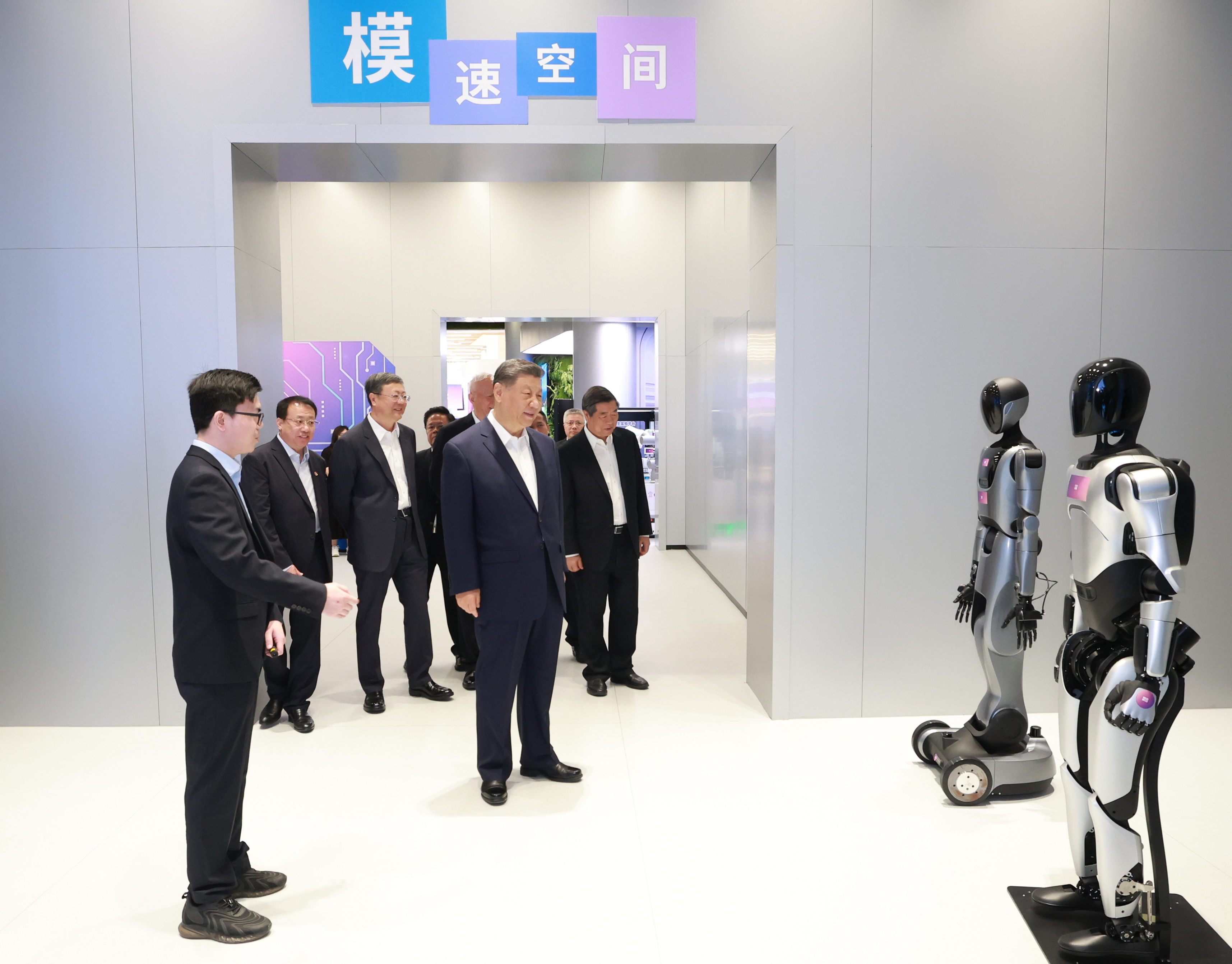 △ 2025年4月29日，习近平总书记在上海“模速空间”大模型创新生态社区，听取相关技术研发和企业生产经营介绍。