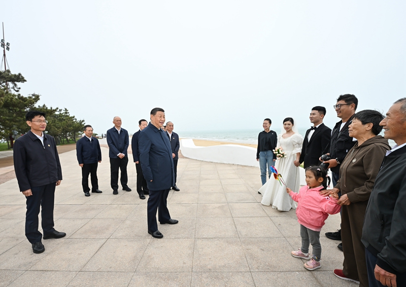 5月22日至24日,中共中央总书记、国家主席、中央军委主席习近平在山东考察。这是22日下午,习近平在日照市阳光海岸绿道同市民亲切交流。 5月22日至24日,中共中央总书记、国家主席、中央军委主席习近平在山东考察。这是22日下午,习近平在日照市阳光海岸绿道同市民亲切交流。