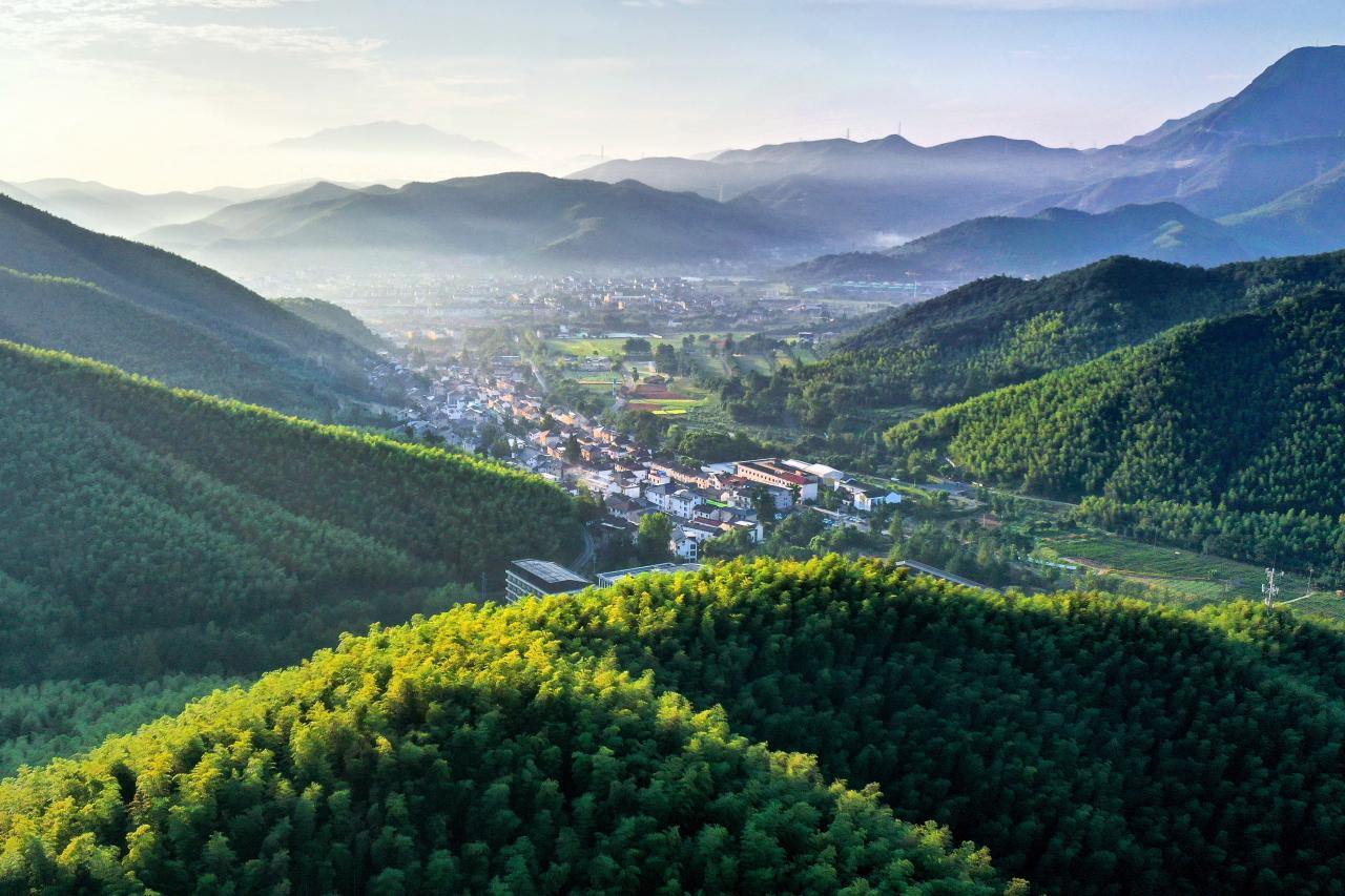 晨曦中风景秀丽的安吉余村。拍友 潘学康 摄.jpg 晨曦中风景秀丽的安吉余村。拍友 潘学康 摄.jpg