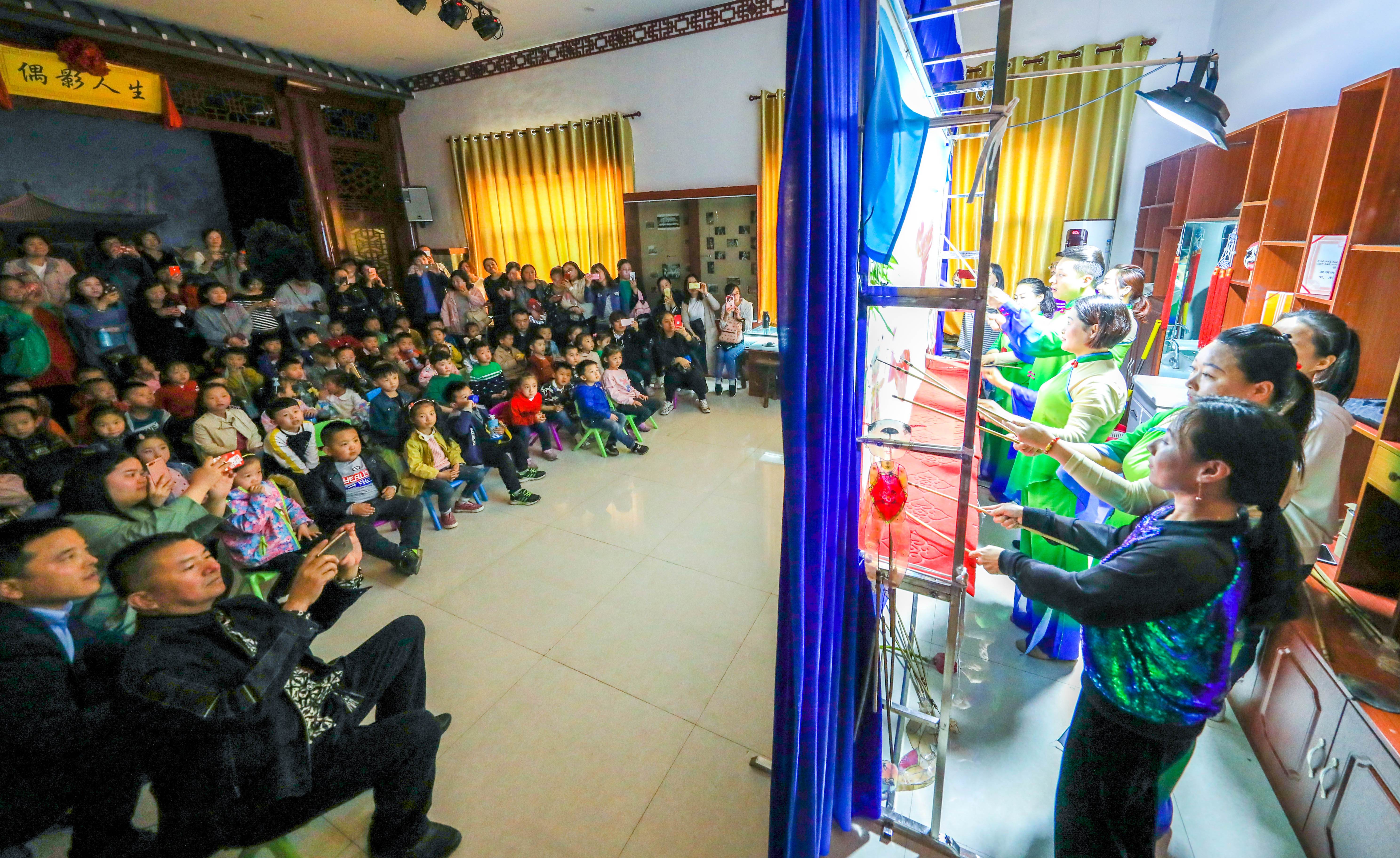 在孝义皮影木偶基成为中小学生传统文化教育基地。 在孝义皮影木偶基成为中小学生传统文化教育基地。