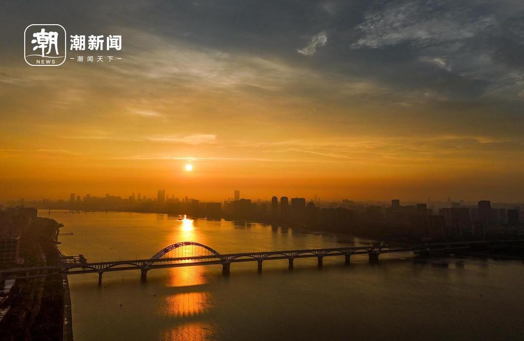 杭州钱塘江畔,一轮红日喷薄而出,映红了江面。记者 董旭明 摄.jpg 杭州钱塘江畔,一轮红日喷薄而出,映红了江面。记者 董旭明 摄.jpg