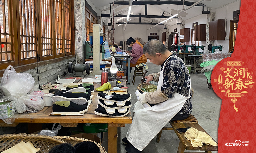 唐昌布鞋坊内的工人正在赶制布鞋 王凡摄 唐昌布鞋坊内的工人正在赶制布鞋 王凡摄