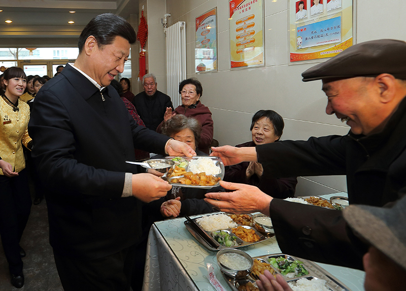 2013年2月4日,习近平总书记来到兰州一家“虚拟养老院”的养老餐厅,了解有关情况,还端起一个盛满饭菜的餐盘,走到72岁的老人杨林太面前,轻轻送上,请他用餐。 2013年2月4日,习近平总书记来到兰州一家“虚拟养老院”的养老餐厅,了解有关情况,还端起一个盛满饭菜的餐盘,走到72岁的老人杨林太面前,轻轻送上,请他用餐。